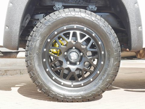 H20　白　タンドラ４WD　クルーマック　リミテッド　特殊塗料　LINE-X　XJ04　20インチ　2インチリフトアップ (4)